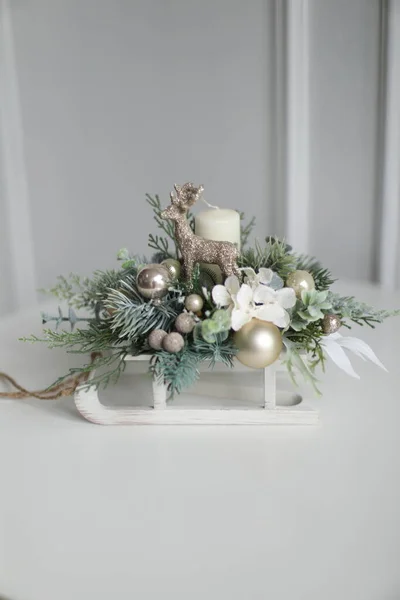 Dekorasyon, çiçeklerle açık renklerde kesilir 