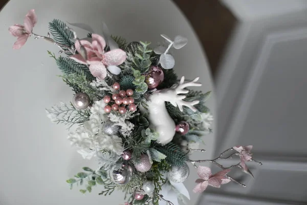 Dekorasyon açık renkli çiçekler ve geyiklerle süslenir.