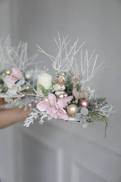 Decoration wearth in light colors with flowers