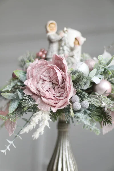 Dekorasyon açık renkli ve çiçekli.