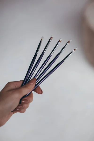 Makyaj ustalarının elleri enstrümanlı.