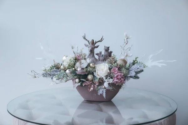 Ciervo Cristmass Con Flores Invierno —  Fotos de Stock