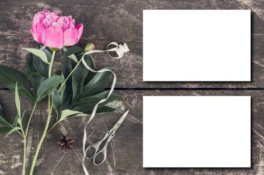 Şirin ve şık mockup fotoğraf zekâ peonies marka.