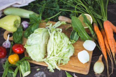 Yerel bir kesme tahtası üzerinde organik doğranmış sebze yetiştirilen taze closeup.
