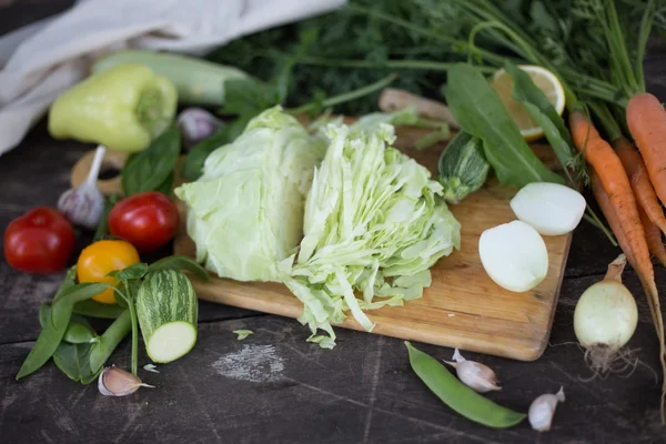 Closeup of fresh locally grown organic chopped vegetables on a cutting board. — Stock Photo, Image