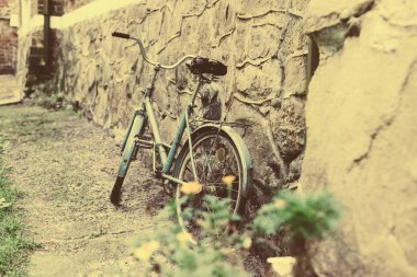 Vintage Bisiklet yaslanmış bir tuğla duvara karşı