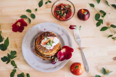 Nefis sağlıklı yulaf ezmesi ile şeftali krem ve çiçek dekorasyon fotoğraf tarifi krep