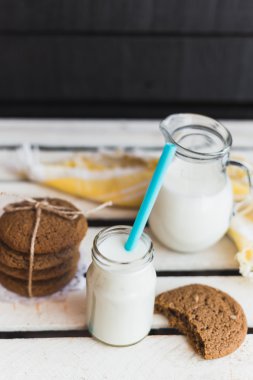 Süt ile ahşap arka plan üzerinde rustik ev yapımı kurabiye