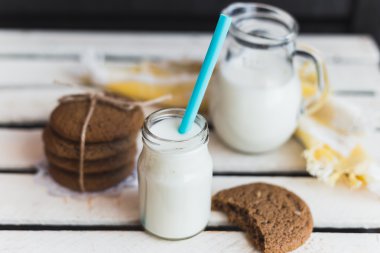 Süt ile ahşap arka plan üzerinde rustik ev yapımı kurabiye