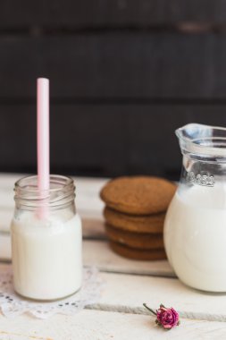 Süt ile ahşap arka plan üzerinde rustik ev yapımı kurabiye