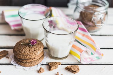 Süt ile ahşap arka plan üzerinde rustik ev yapımı kurabiye