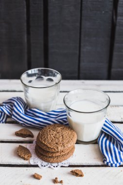 Süt ile ahşap arka plan üzerinde rustik ev yapımı kurabiye