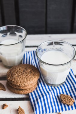 Süt ile ahşap arka plan üzerinde rustik ev yapımı kurabiye