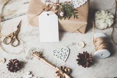 Rahat vintage kış tatil hediye kutuları ve topları, çam kozalakları ahşap arka plan ile Noel kompozisyon tonda