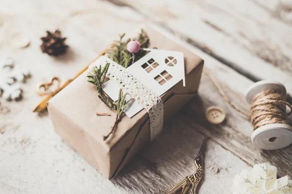 Cozy vintage tonique vacances d'hiver Composition de Noël avec des boîtes cadeaux et des boules, Cônes de pin fond en bois — Photo