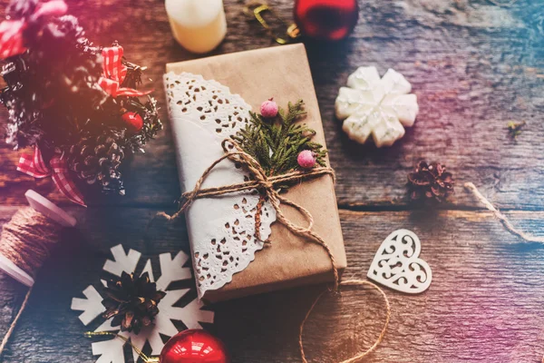 Composición Navideña con Regalo y Decoraciones — Foto de Stock