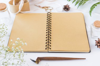 Şirin ve şık marka mockup fotoğraf