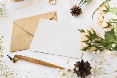 Şirin ve şık marka mockup fotoğraf