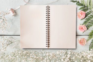 Şirin ve şık marka mockup fotoğraf