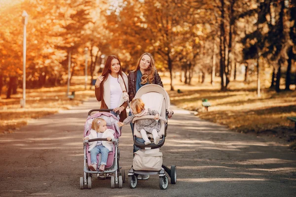가족 이 공원을 산책하는 모습 — 스톡 사진