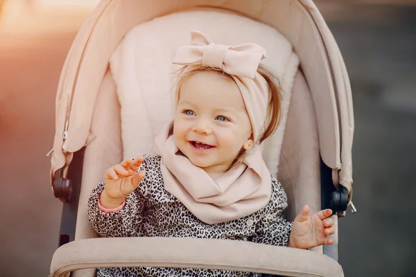 Ung familj promenader i parken — Stockfoto