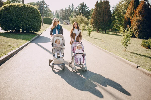 Caminhada em família no parque — Fotografia de Stock