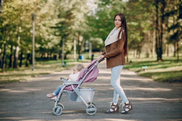 Rodzinny spacer po parku — Zdjęcie stockowe