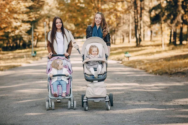 Aile parkta yürüyor.