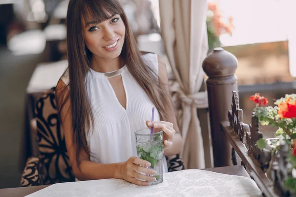 Dziewczyna drinków mojito — Zdjęcie stockowe