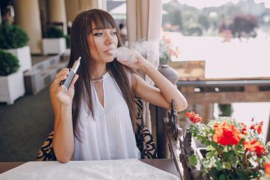 E-sigara ile kafede girn