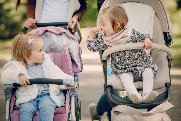 Family walk in the park — Stock Photo, Image