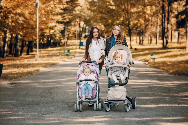 Familjevandring i parken — Stockfoto