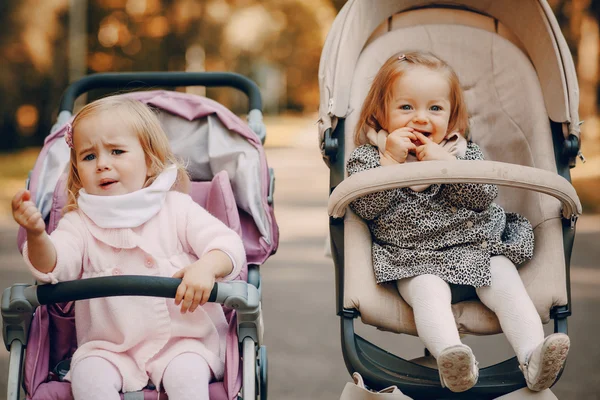 Paseo en familia por el parque —  Fotos de Stock