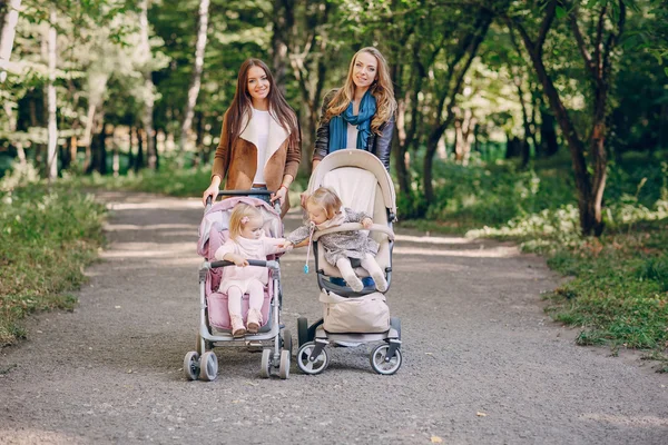 Familjevandring i parken — Stockfoto