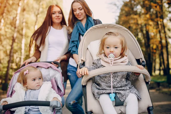 Familienspaziergang im Park — Stockfoto