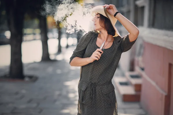 Menina com e-cigarro — Fotografia de Stock