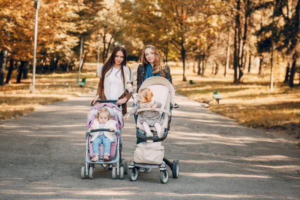 Familjevandring i parken — Stockfoto