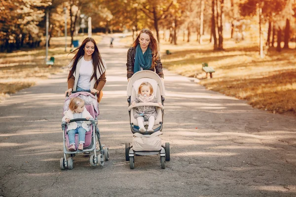 Aile parkta yürüyor. — Stok fotoğraf