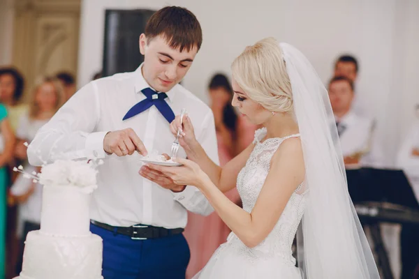 Schöne junge paar hochzeit — Stockfoto