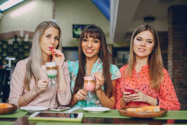 Kızlar telefonları ile