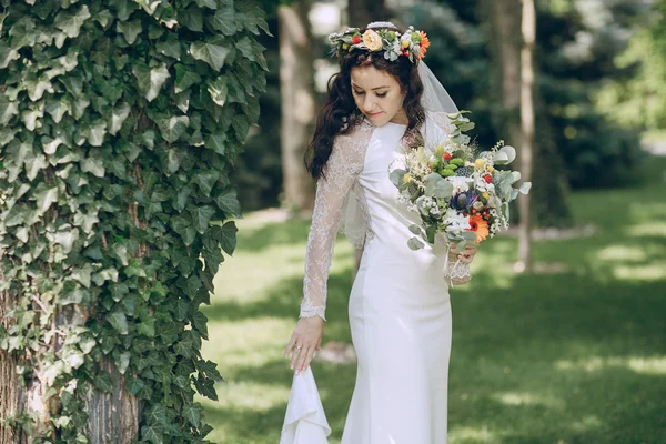 Braut mit der Krone — Stockfoto