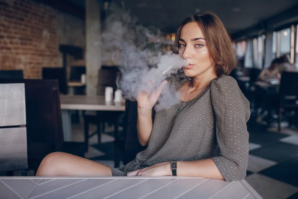 Dívka s e cigaretou — Stock fotografie