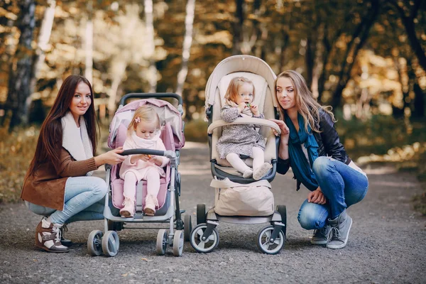 Paseo en familia por el parque — Foto de Stock