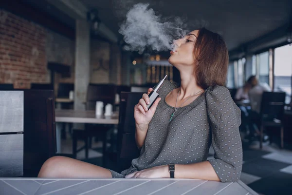 Dívka s e cigaretou — Stock fotografie