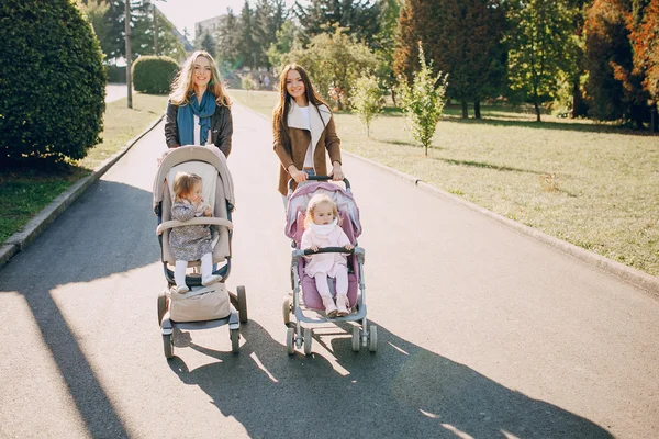 Familjevandring i parken — Stockfoto