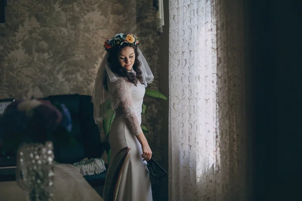 Невеста с короной — стоковое фото