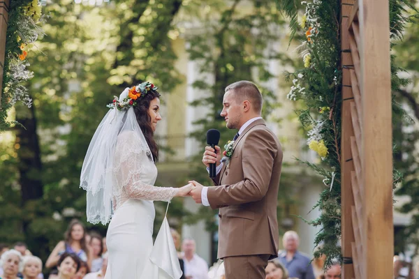 Арка свадебной церемонии — стоковое фото