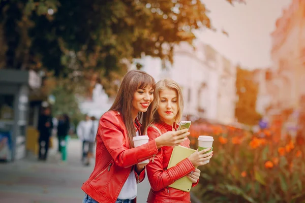 女孩用的手机 — 图库照片