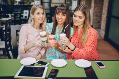 Kızlar telefonları ile