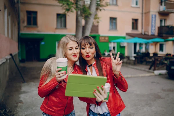 Ragazze con telefono — Foto Stock